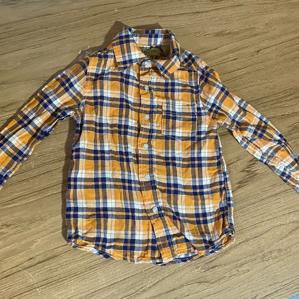 Cute button down - Picture 4 of 4